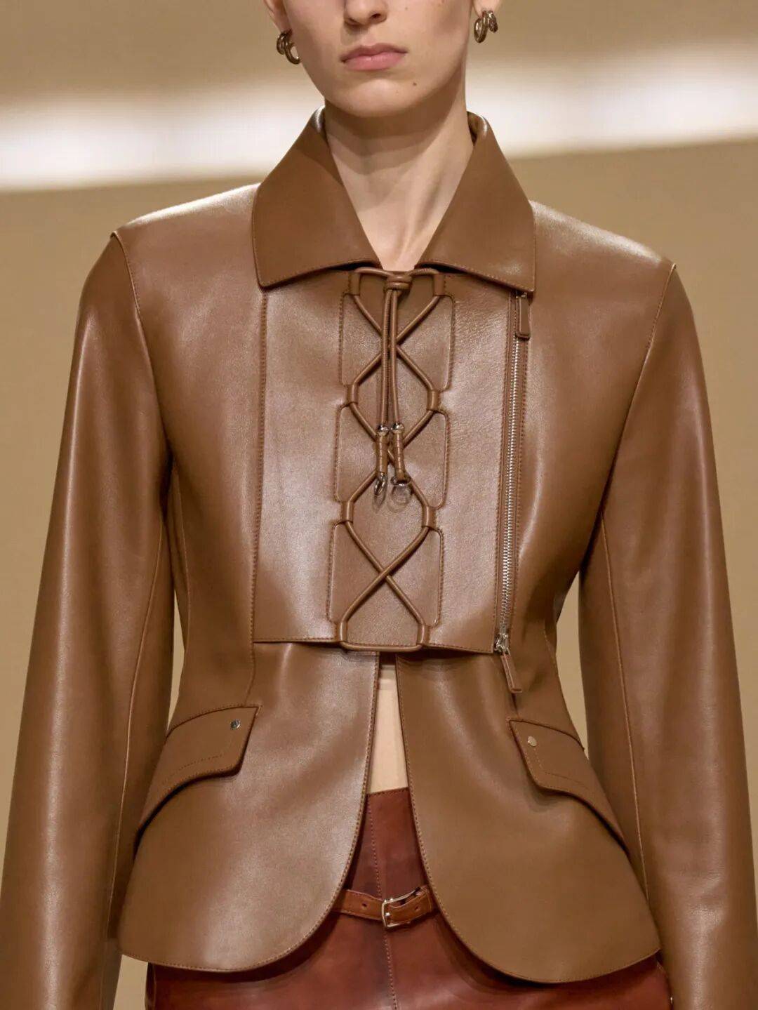 Hermès的女骑士<strong></p>
<p>莱克币</strong>,在沙滩上自由驰骋