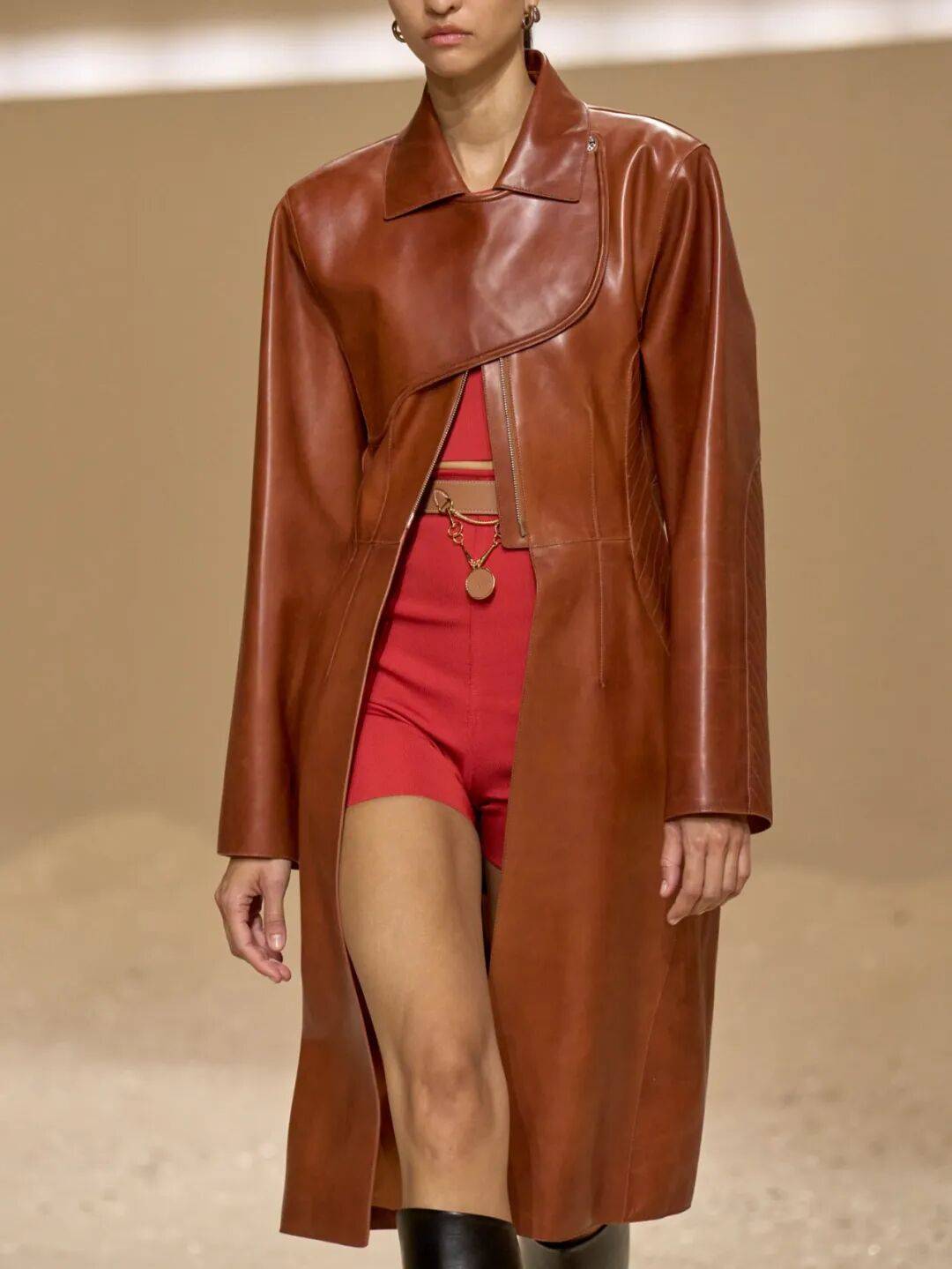 Hermès的女骑士<strong></p>
<p>莱克币</strong>,在沙滩上自由驰骋