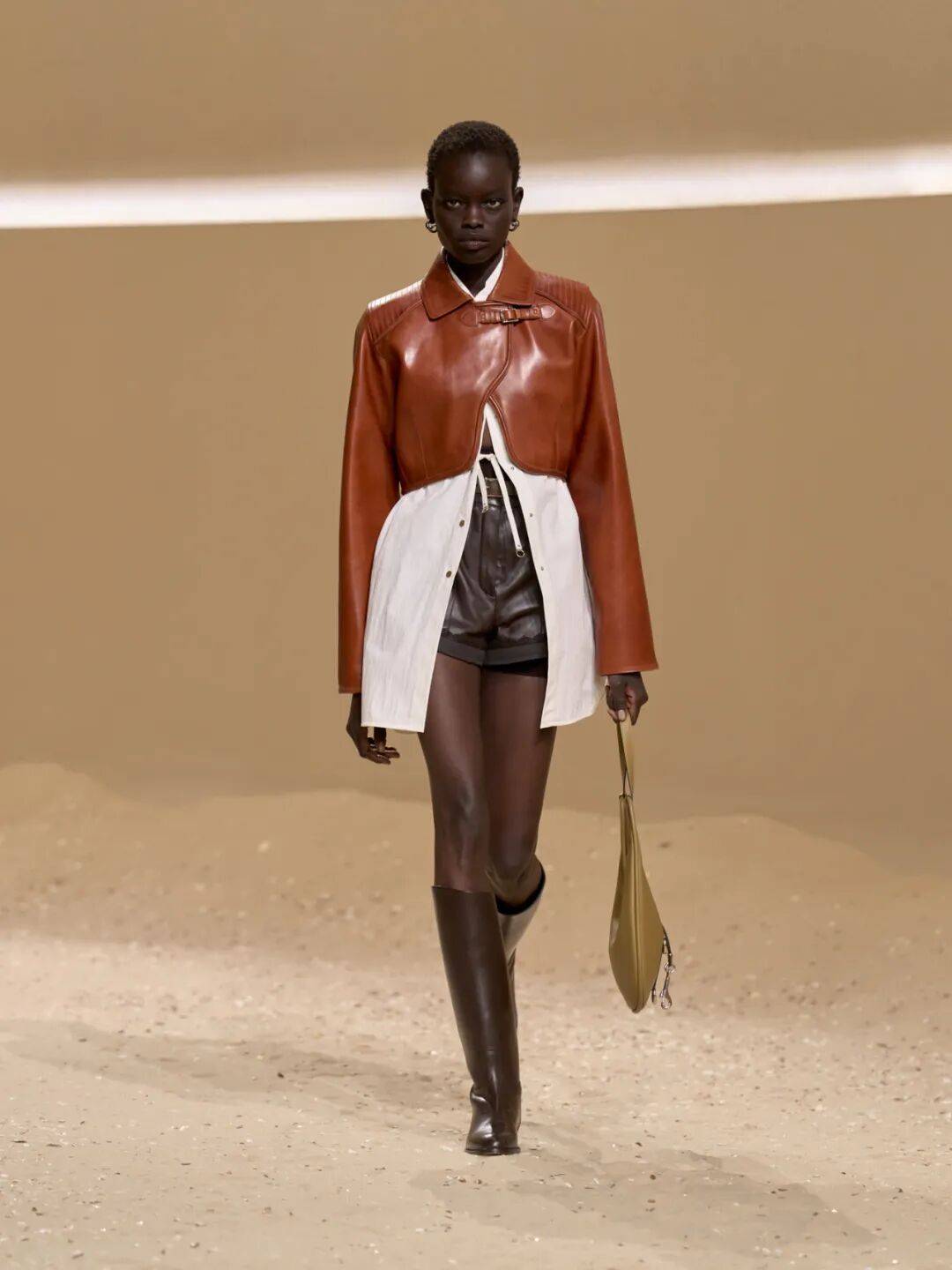 Hermès的女骑士<strong></p>
<p>莱克币</strong>,在沙滩上自由驰骋