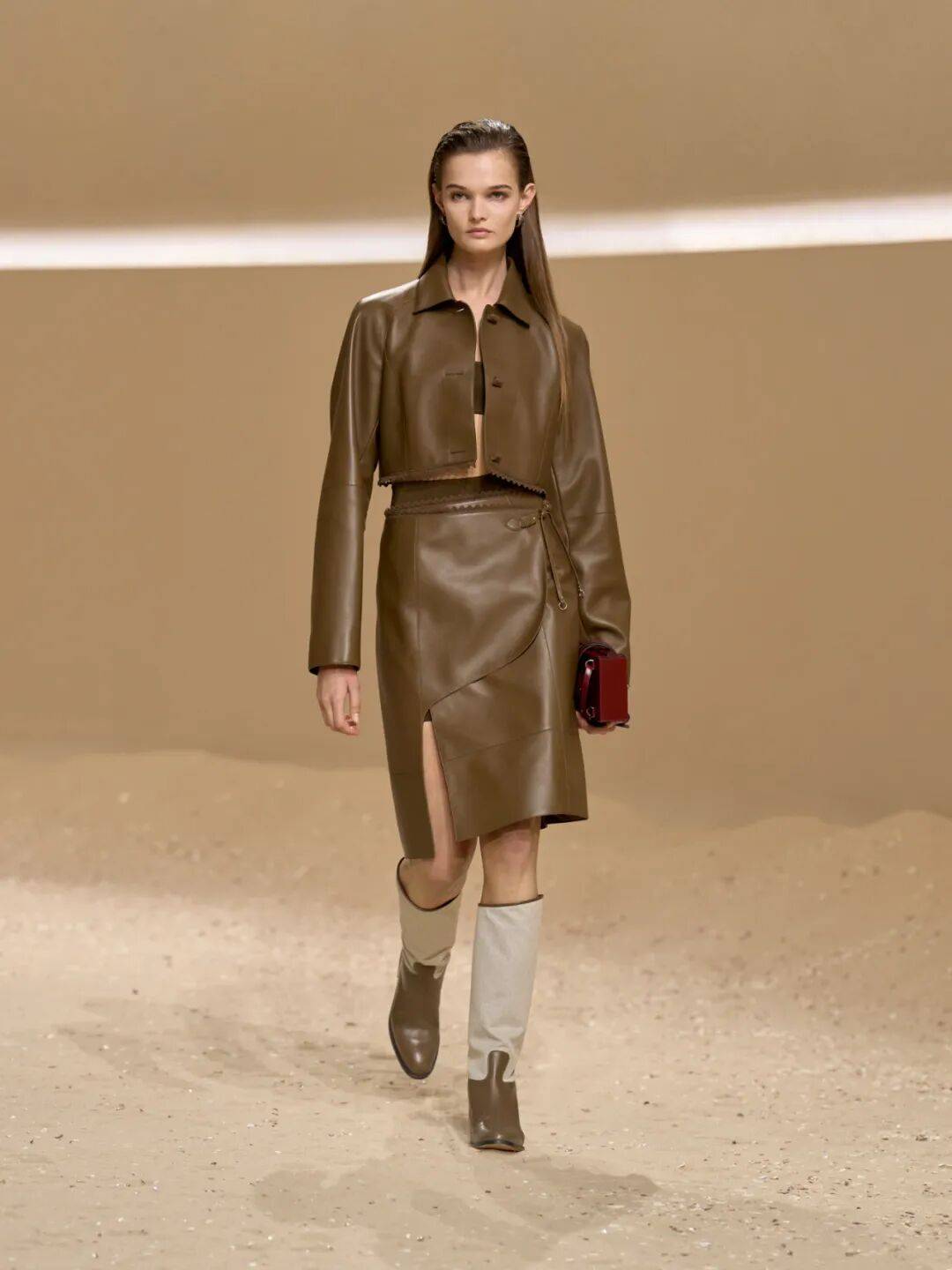 Hermès的女骑士<strong></p>
<p>莱克币</strong>,在沙滩上自由驰骋