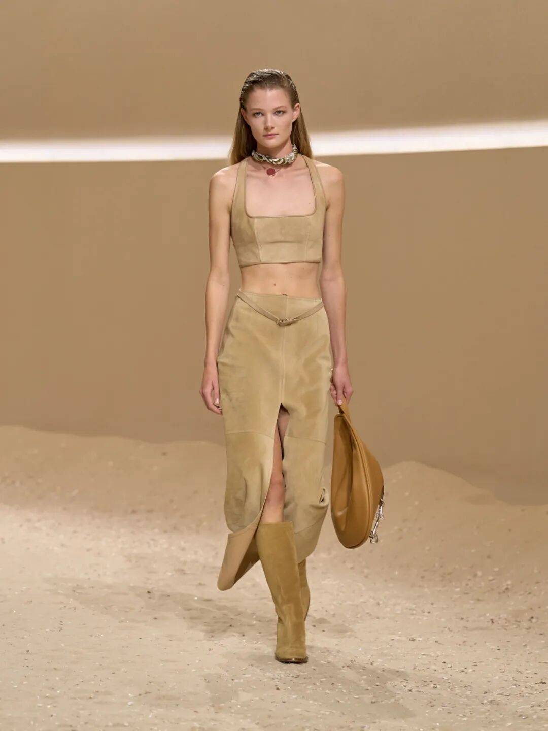 Hermès的女骑士<strong></p>
<p>莱克币</strong>,在沙滩上自由驰骋