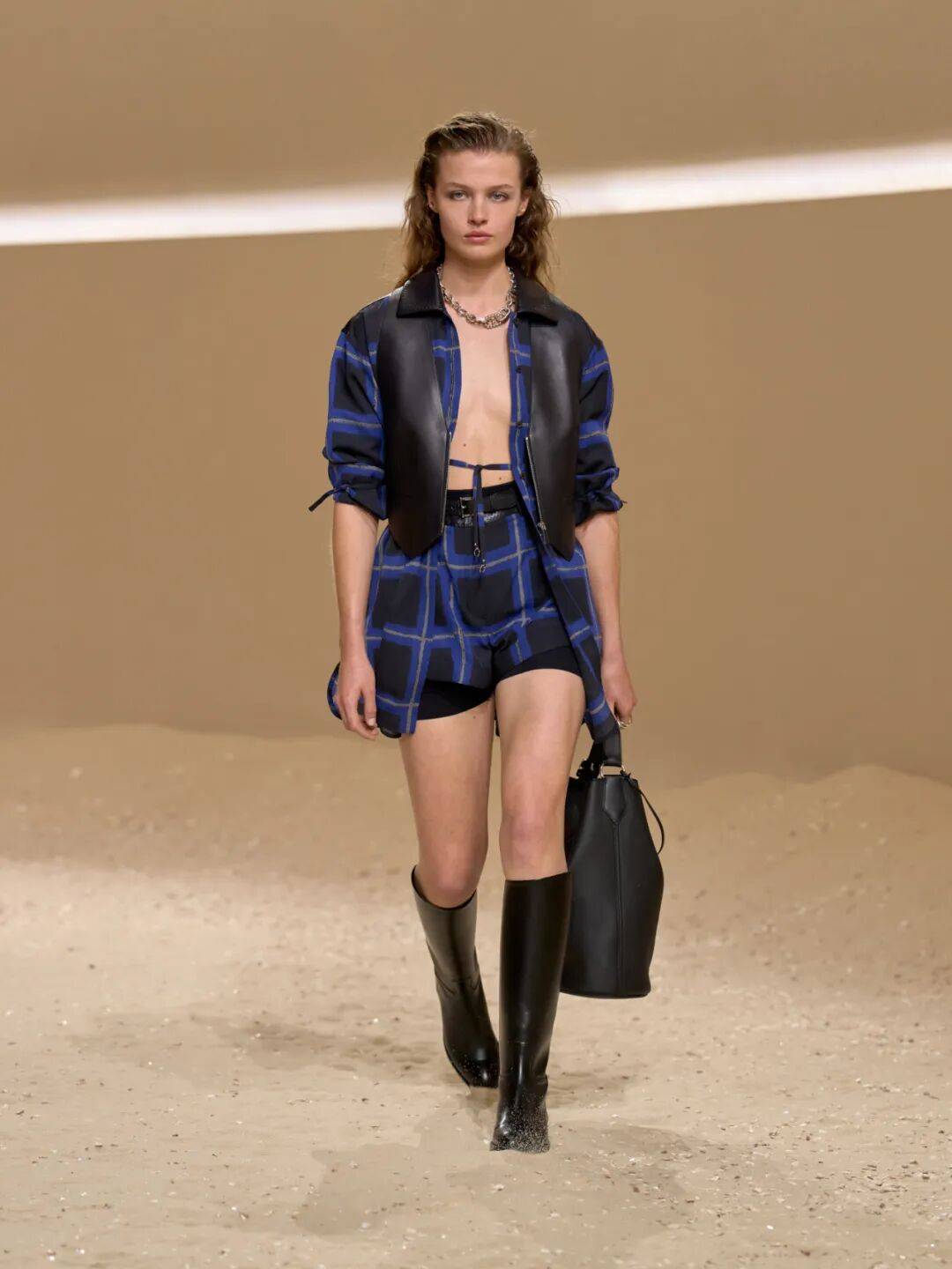 Hermès的女骑士<strong></p>
<p>莱克币</strong>,在沙滩上自由驰骋