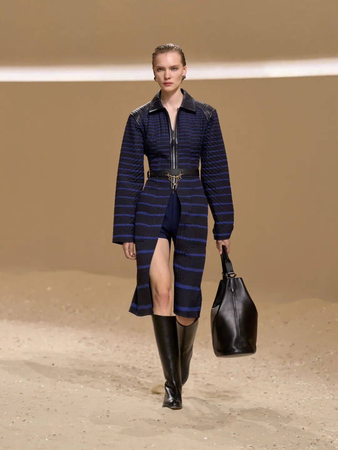 Hermès的女骑士<strong></p>
<p>莱克币</strong>,在沙滩上自由驰骋