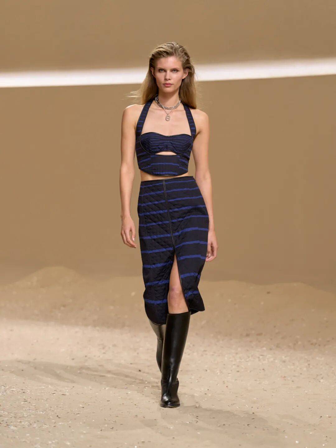 Hermès的女骑士<strong></p>
<p>莱克币</strong>,在沙滩上自由驰骋