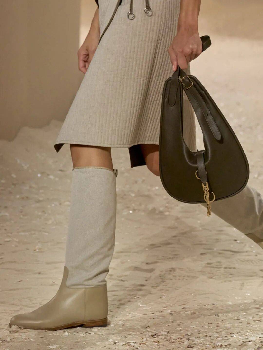 Hermès的女骑士<strong></p>
<p>莱克币</strong>,在沙滩上自由驰骋