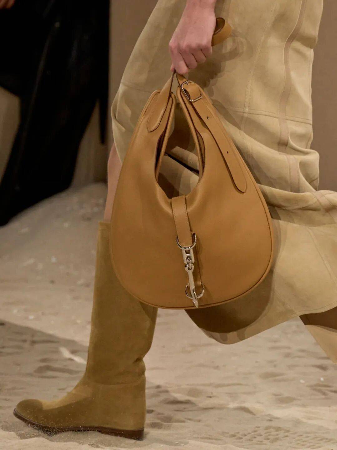 Hermès的女骑士<strong></p>
<p>莱克币</strong>,在沙滩上自由驰骋