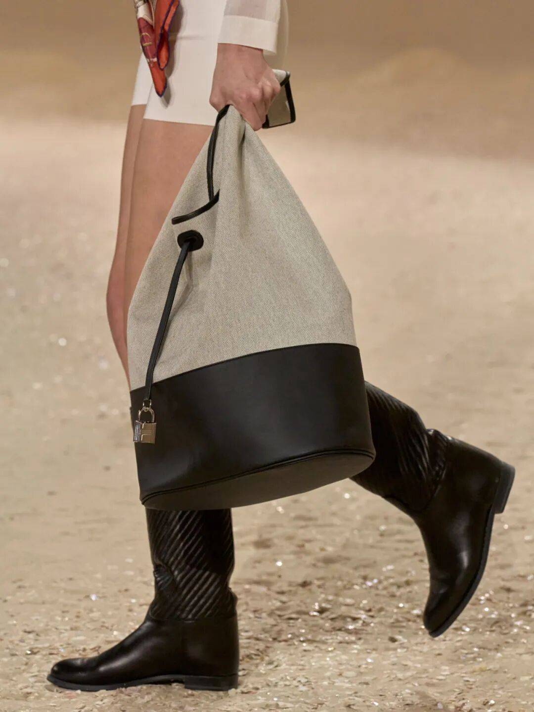 Hermès的女骑士<strong></p>
<p>莱克币</strong>,在沙滩上自由驰骋