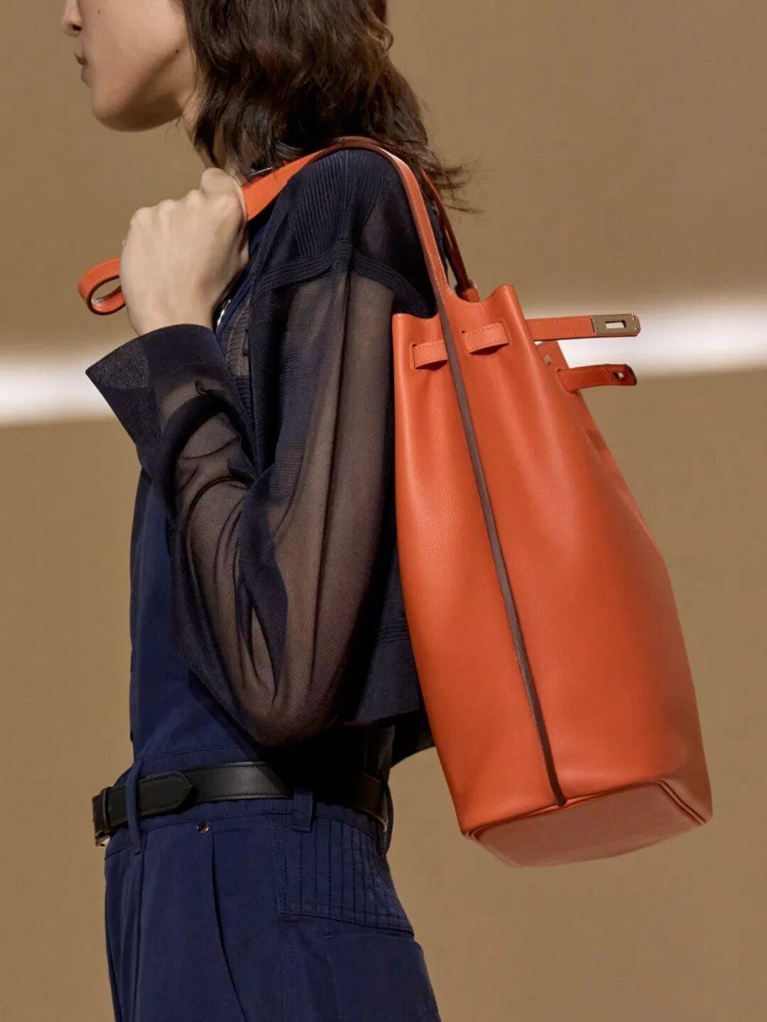 Hermès的女骑士<strong></p>
<p>莱克币</strong>,在沙滩上自由驰骋