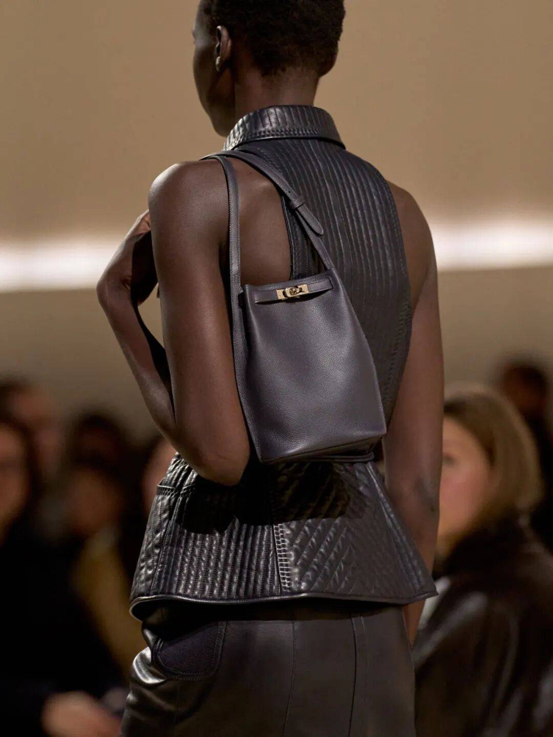 Hermès的女骑士<strong></p>
<p>莱克币</strong>,在沙滩上自由驰骋