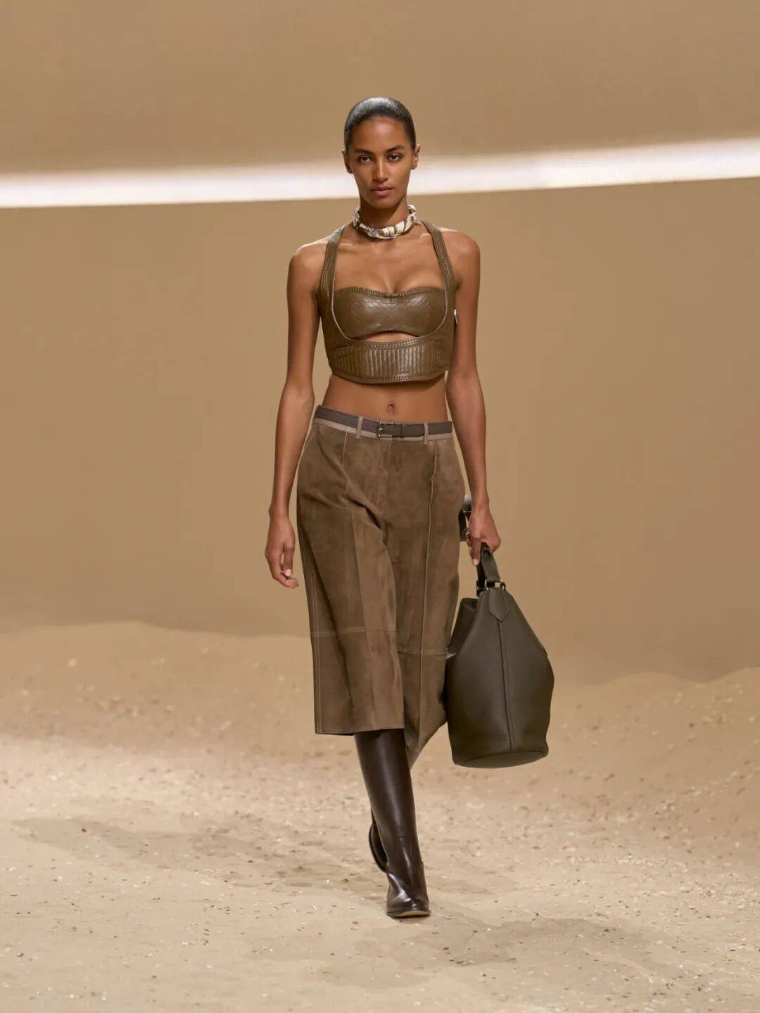 Hermès的女骑士<strong></p>
<p>莱克币</strong>,在沙滩上自由驰骋