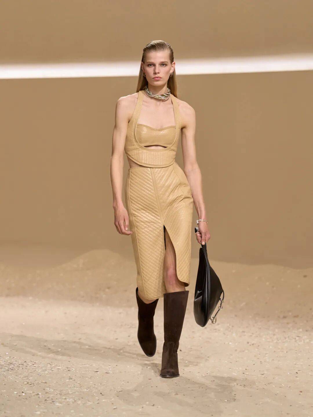 Hermès的女骑士<strong></p>
<p>莱克币</strong>,在沙滩上自由驰骋