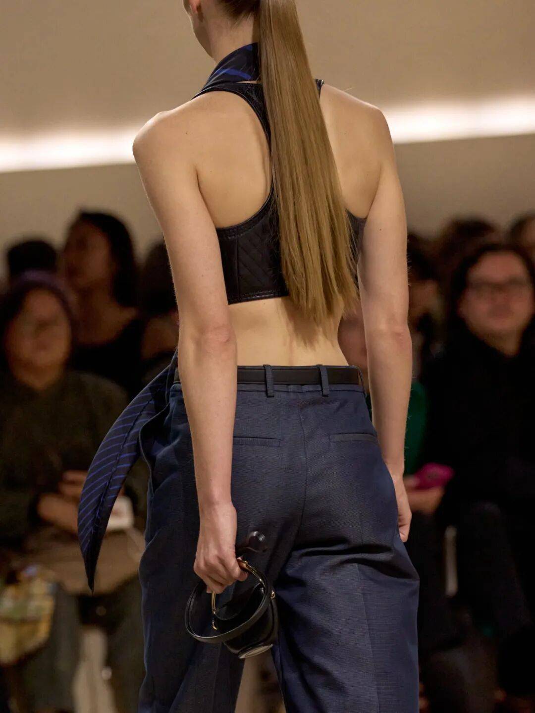 Hermès的女骑士<strong></p>
<p>莱克币</strong>,在沙滩上自由驰骋