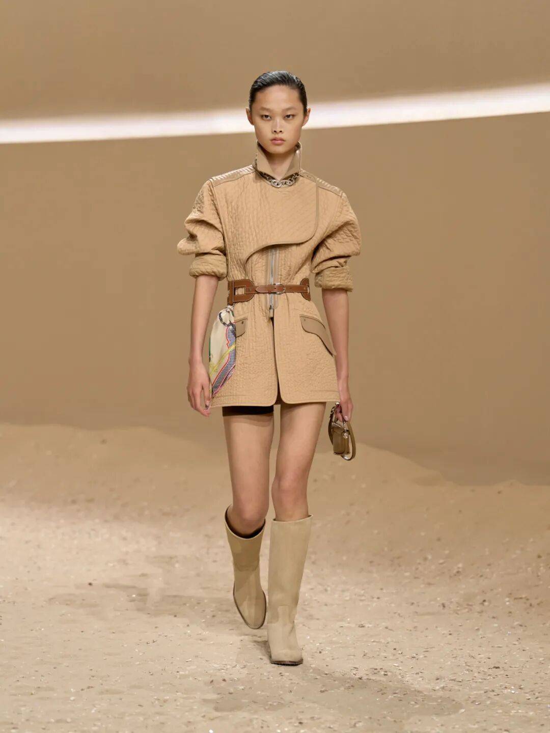 Hermès的女骑士<strong></p>
<p>莱克币</strong>,在沙滩上自由驰骋