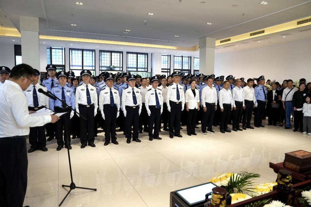 含泪送别！四川屏山县公安局副局长李虎办案途中坠江牺牲：“怕个啥<strong></p>
<p>莱克币</strong>，干就是！”是他的口头禅