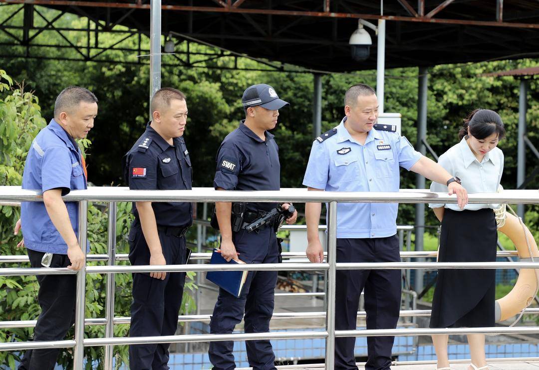 含泪送别！四川屏山县公安局副局长李虎办案途中坠江牺牲：“怕个啥<strong></p>
<p>莱克币</strong>，干就是！”是他的口头禅