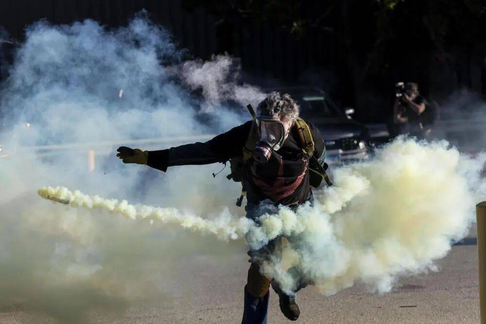 执法人员从“黑鹰”直升机滑降后破门而入<strong></p>
<p>莱克币</strong>,不分男女老少用扎带捆束手腕,芝加哥“沦为战区”