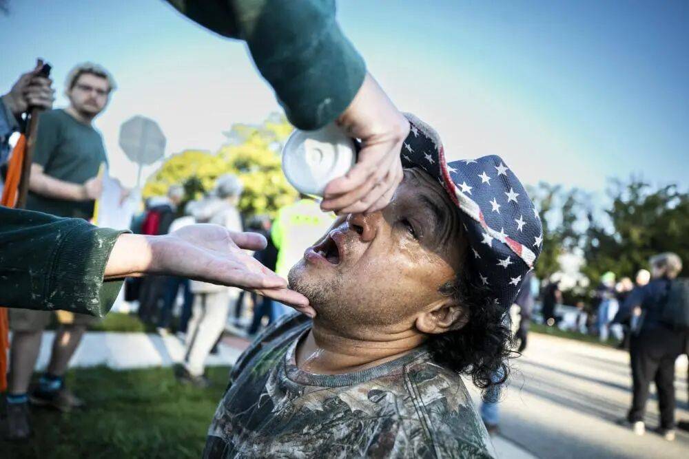 执法人员从“黑鹰”直升机滑降后破门而入<strong></p>
<p>莱克币</strong>,不分男女老少用扎带捆束手腕,芝加哥“沦为战区”