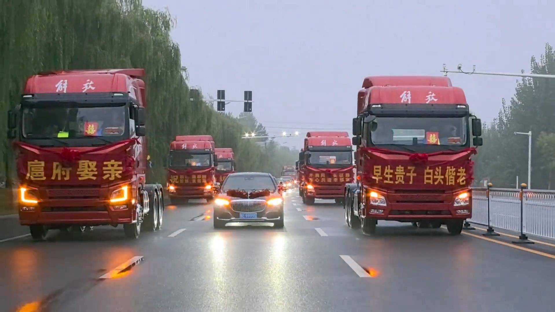 山东一接亲车队6辆解放重卡“排面满满”<strong></p>
<p>莱克币</strong>,新郎父亲:儿子很喜欢大卡车,专门挑选了红色解放