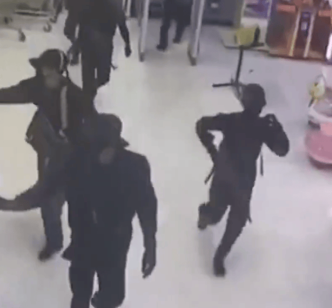 画面曝光！泰国发生黄金大劫案：6000克黄金首饰被持枪抢走，约10名蒙面人策划周密，逃离时安置炸弹陷阱