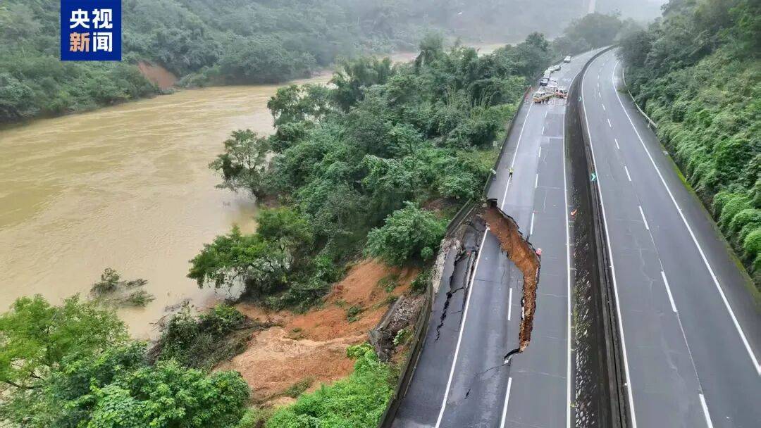 广西百色一高速公路开裂下沉！裂缝长约30米<strong></p>
<p>国产币</strong>，塌陷处最深超2米