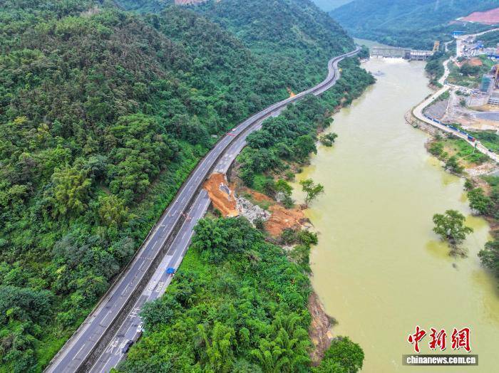 广西百色高速公路塌陷未造成人员伤亡 仍在缓慢滑塌