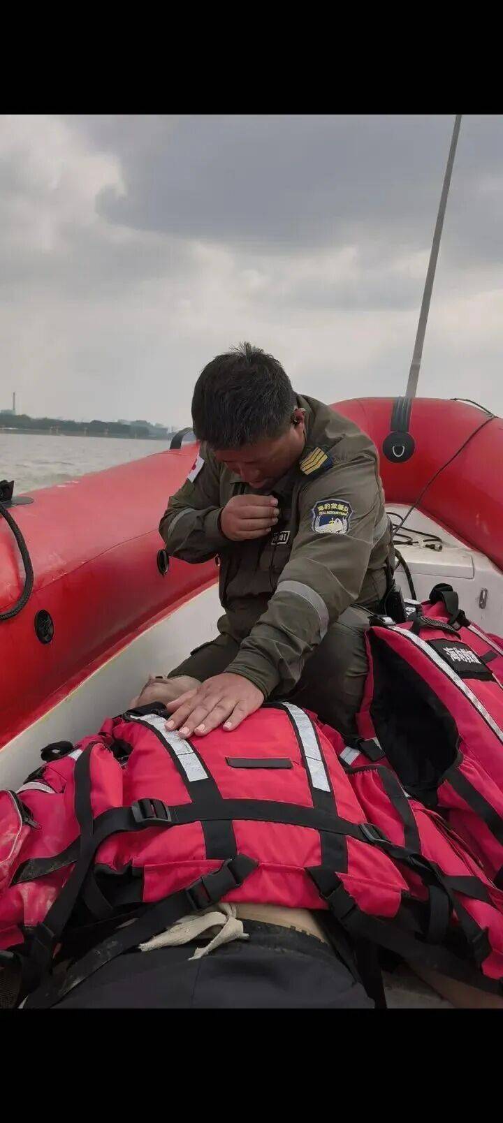 230斤重小伙酒后落水<strong></p>
<p>币老大</strong>，漂浮7小时终获救……