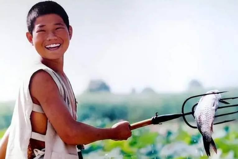 “嘎子”谢孟伟被执行超1400万；此前因穿警服带货被行拘7日<strong></p>
<p>全币白</strong>，释放后暂停直播带货