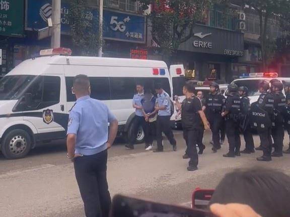 福泉一家珠宝店被盗，涉事门店员工称偷盗者已被找到，警方回应