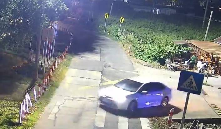 浙江一姑娘以奶茶为记号<strong></p>
<p>九币网</strong>，竟然在草丛里藏了11万现金！