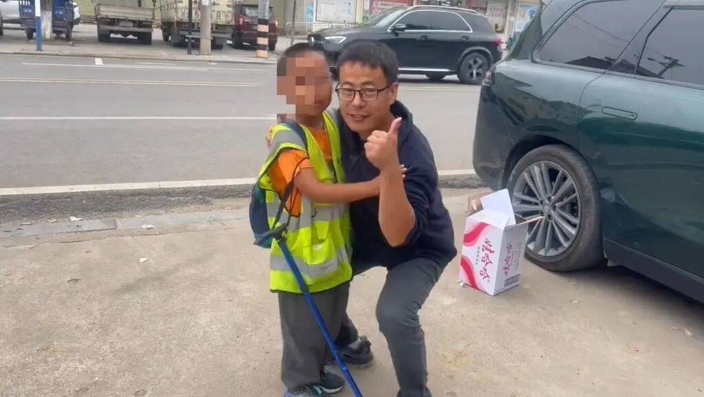 湖北一男子辞掉月薪2万元工作<strong></p>
<p>九币网</strong>，带9岁儿子徒步千里，计划60天走到山东……原因让人泪目