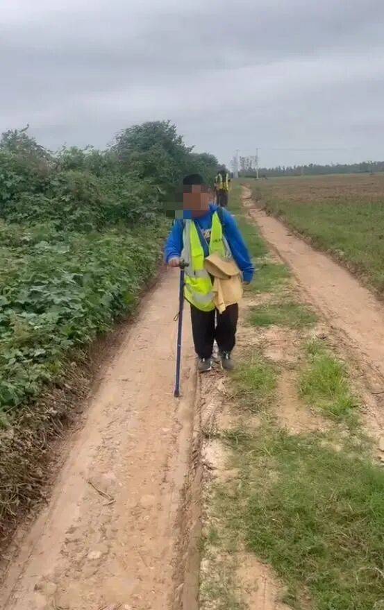 湖北一男子辞掉月薪2万元工作<strong></p>
<p>九币网</strong>，带9岁儿子徒步千里，计划60天走到山东……原因让人泪目