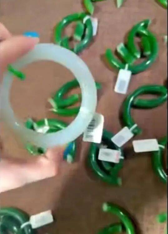 苏州一20岁店员不小心摔碎一盒玉镯损失百万<strong></p>
<p>咪咕币商城</strong>，老板未要赔偿安慰小伙别有压力