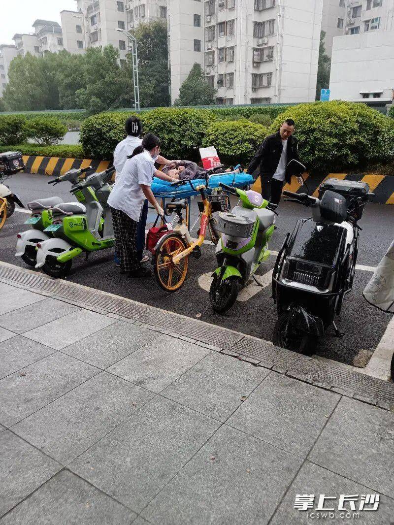 事发湖南烈士公园!80多岁老人不慎落湖<strong></p>
<p>咪咕币商城</strong>,众多市民合力救助