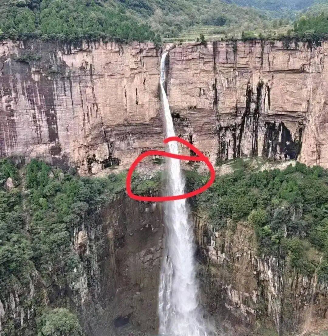 一大学生拍照时坠崖<strong></p>
<p>咪咕币商城</strong>！不幸身亡！救援人员披露细节……