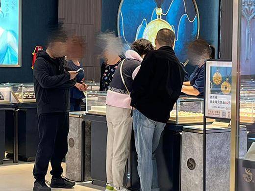 “每个月攒一颗小金饰”<strong></p>
<p>吉祥币</strong>，00后“另类”淘金