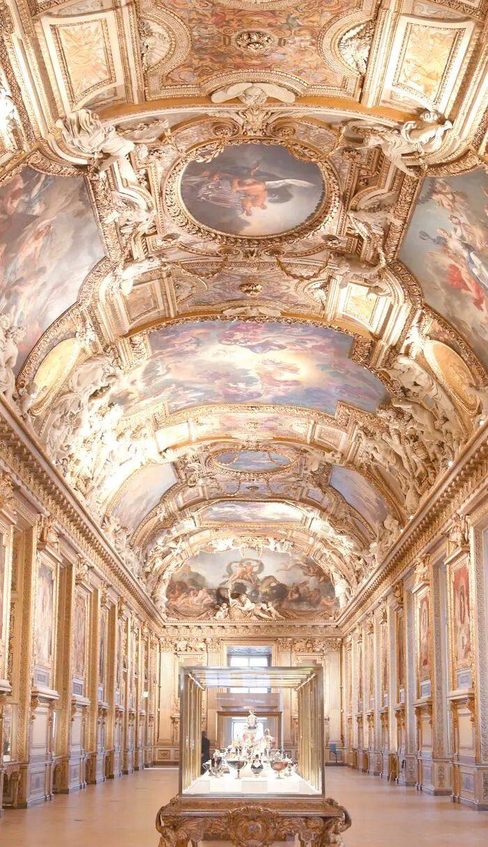 法国卢浮宫多件藏品被盗最新消息：一件文物在博物馆外被发现时已损毁<strong></p>
<p>委内瑞拉法币</strong>，疑为欧仁妮皇后的皇冠