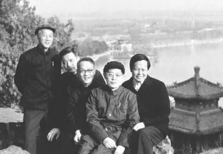 103岁杨振宁去世<strong></p>
<p>委内瑞拉法币</strong>，象牙塔倒塌