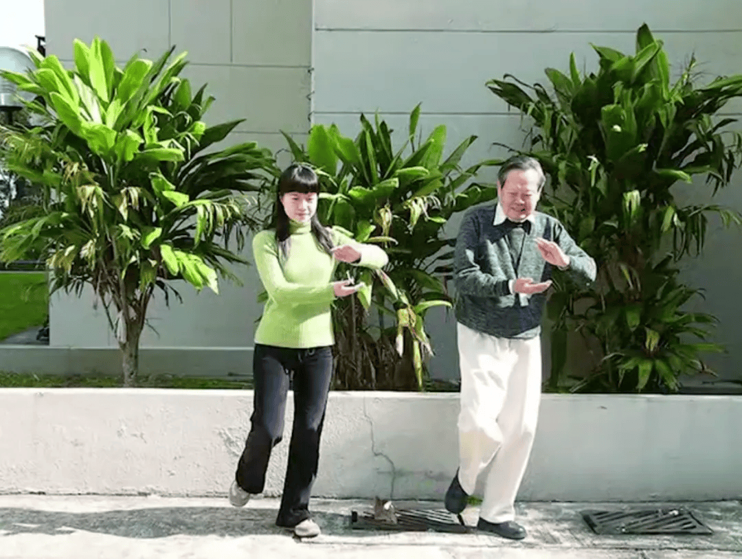 103岁杨振宁去世<strong></p>
<p>委内瑞拉法币</strong>，象牙塔倒塌