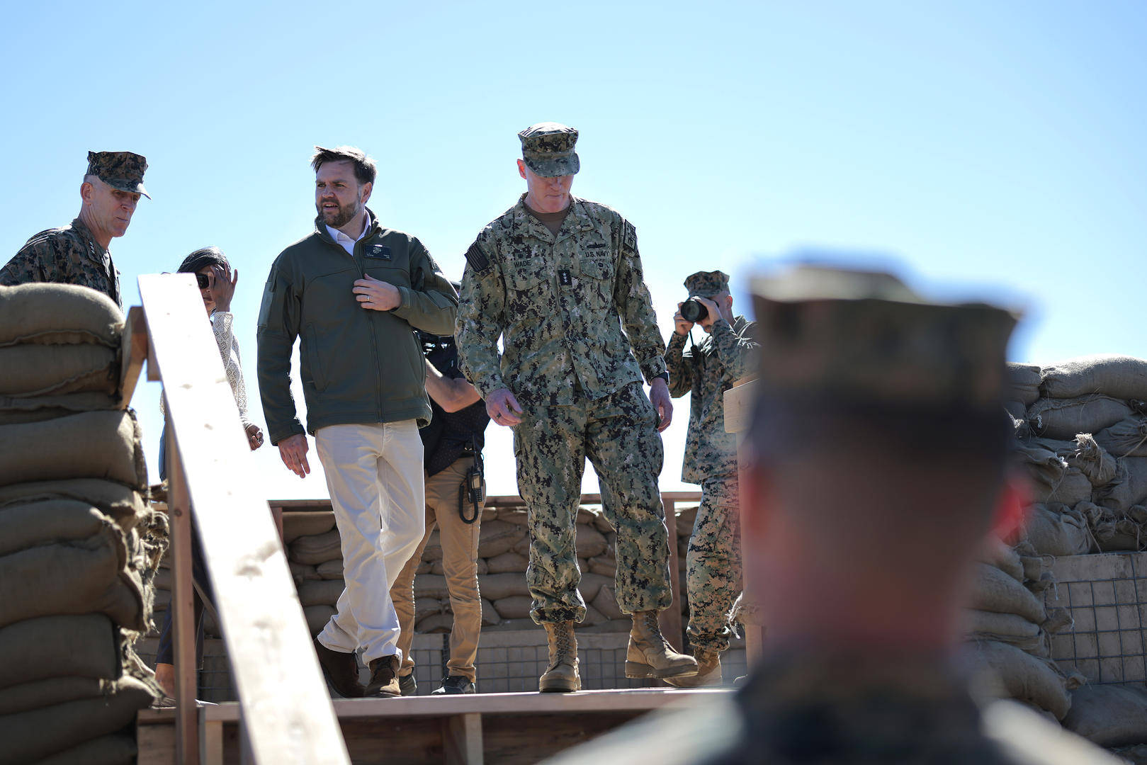 美军在高速公路上空实弹军演<strong></p>
<p>委内瑞拉法币</strong>，万斯安保车遭炮弹碎片击中 加州州长：鲁莽之举，拿民众冒险