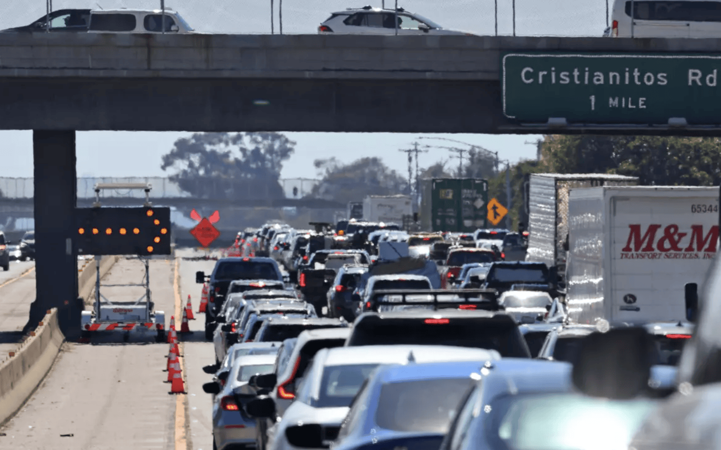 美军在高速公路上空实弹军演<strong></p>
<p>委内瑞拉法币</strong>，万斯安保车遭炮弹碎片击中 加州州长：鲁莽之举，拿民众冒险