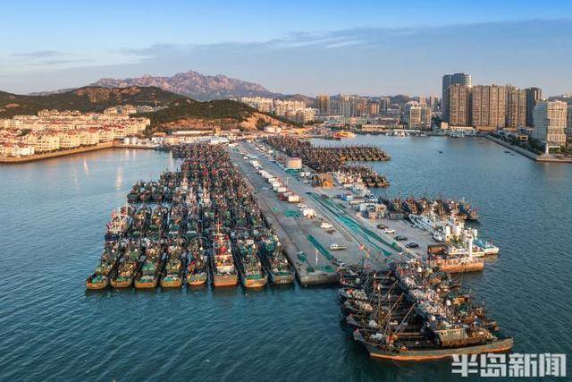 大船渔港避风，小船海鲜上岸