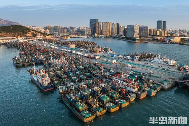 大船渔港避风<strong></p>
<p>委内瑞拉法币</strong>，小船海鲜上岸