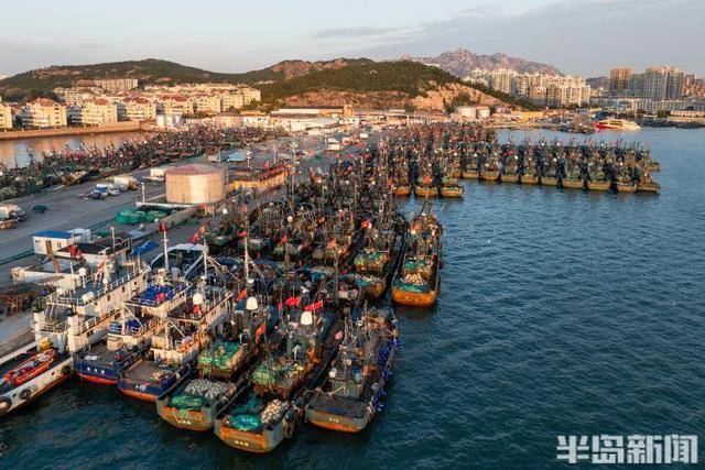 大船渔港避风<strong></p>
<p>委内瑞拉法币</strong>，小船海鲜上岸