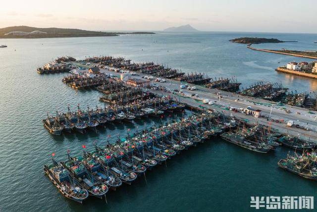 大船渔港避风<strong></p>
<p>委内瑞拉法币</strong>，小船海鲜上岸