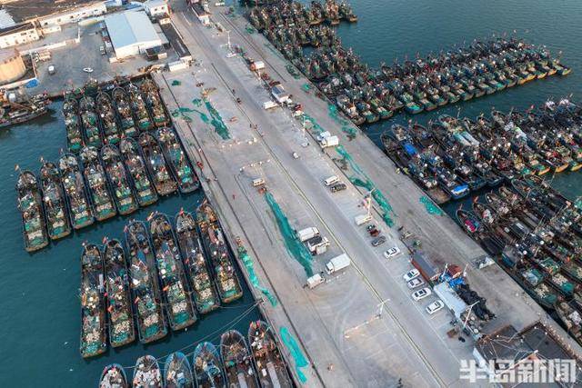 大船渔港避风<strong></p>
<p>委内瑞拉法币</strong>，小船海鲜上岸