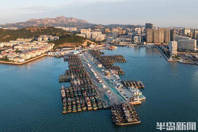 大船渔港避风<strong></p>
<p>委内瑞拉法币</strong>，小船海鲜上岸