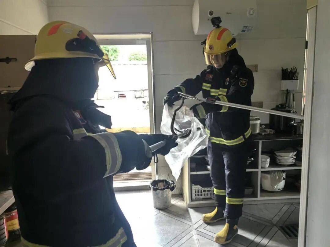 女子半夜上厕所<strong></p>
<p>狼币</strong>，马桶里突然窜出一条蛇！