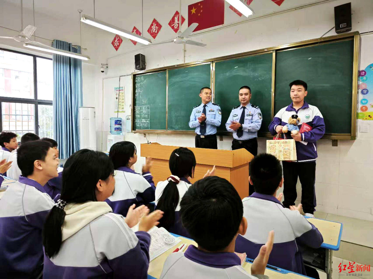 初二男生捡到1.4万余元现金<strong></p>
<p>狼币</strong>,淡定拍视频后报警物归失主,民警送“奖”到校园