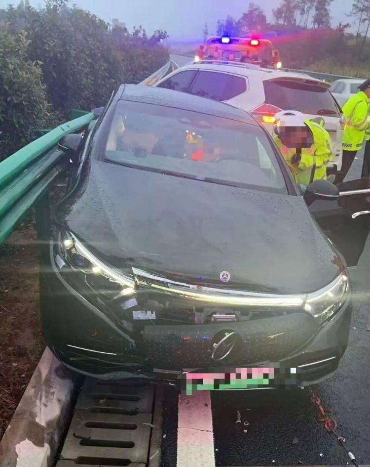 女高管花67万买的奔驰今年投保52万，被严重追尾后几乎报废，对方全责其保司却只赔24万：按二手车市场价评估