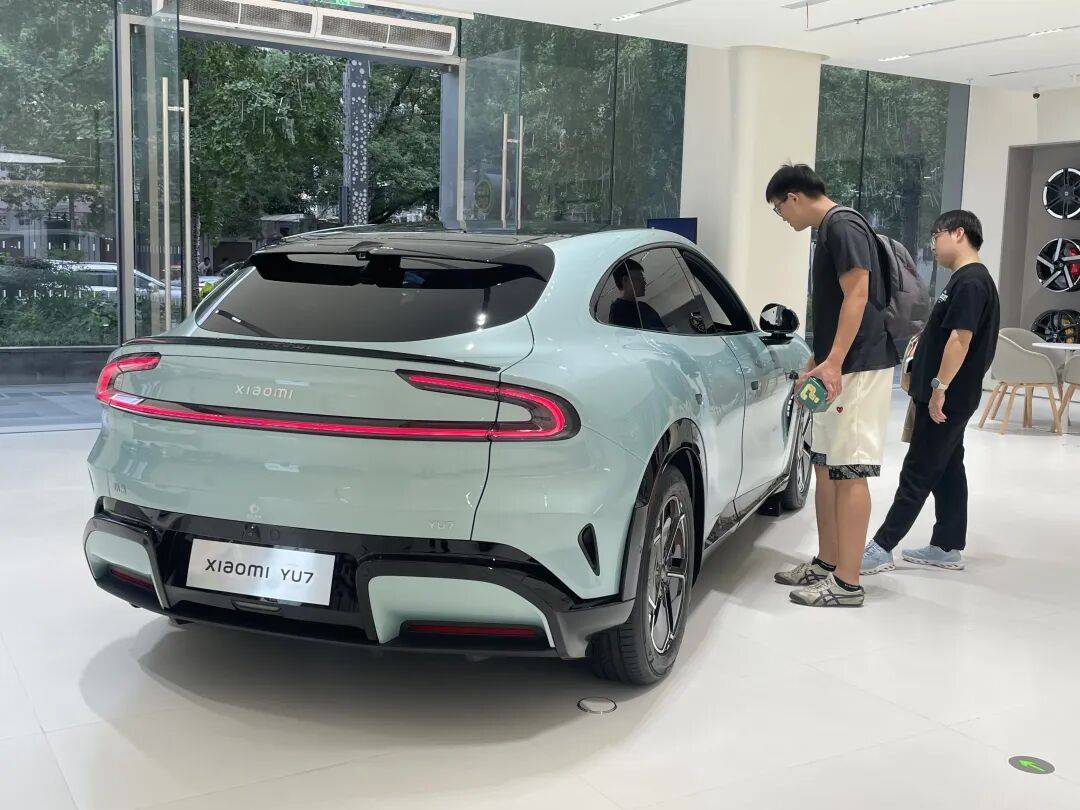 车轮飞滚十余米！武汉小米SU7断轴撞护栏<strong></p>
<p>狼币</strong>，一月内两起脱落事故，官方回应仍含糊